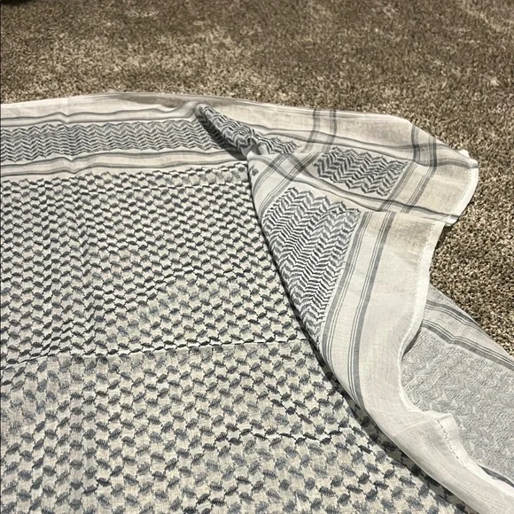 Authentic Kuwaiti Keffiyeh Scarf Silver Grey & White Lightweight Shemagh - Picture 3 of 5
